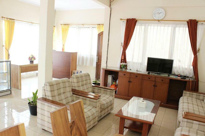 Amerta Giri Guest House Wonosobo Exteriör bild